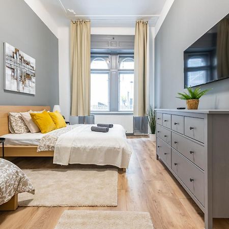Deluxe Kazincy Apartment In The Heart Of Boedapest Buitenkant foto