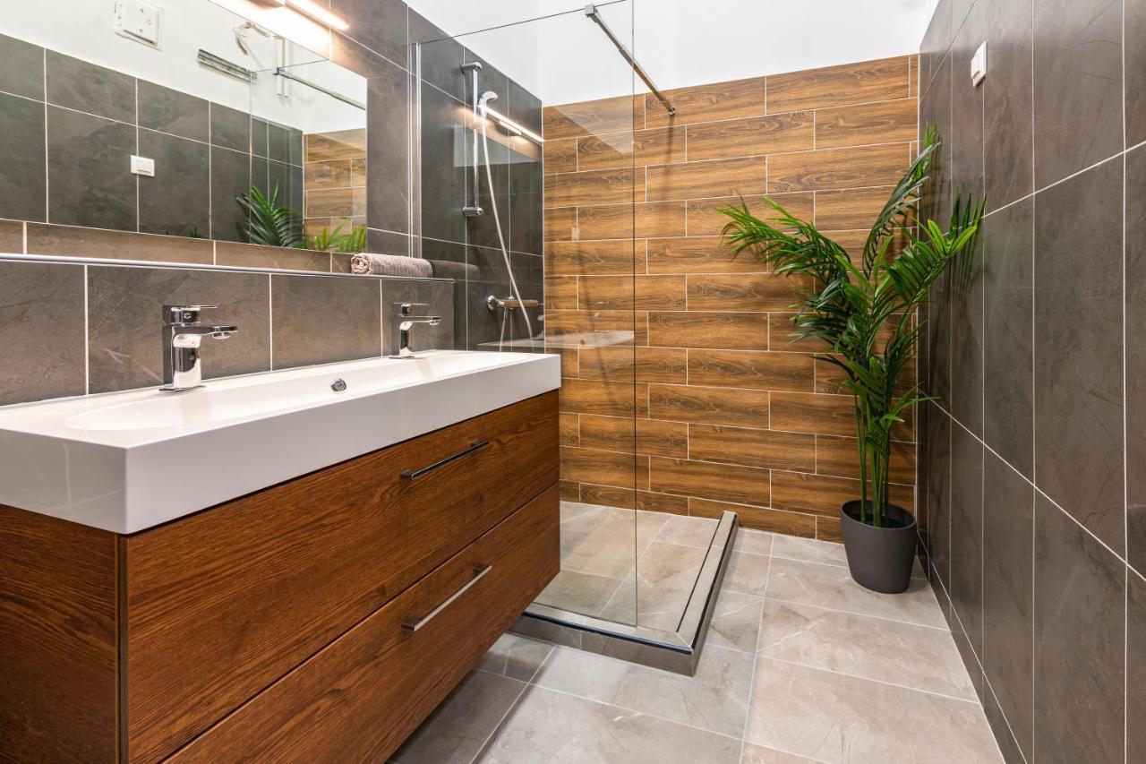 Deluxe Kazincy Apartment In The Heart Of Boedapest Buitenkant foto